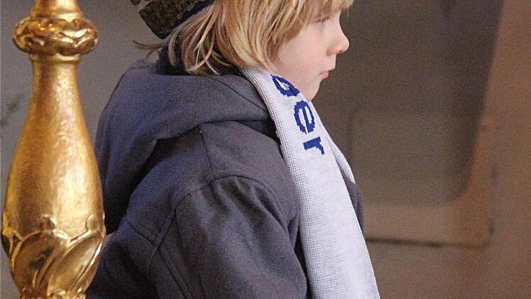 Junger Kirchenbesucher