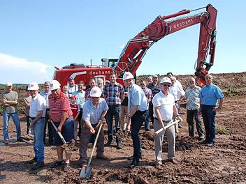 Spatenstich für die neue Verbindung Fornbach-Weißenbrunn: Helmut Martin, Alois Dechant, Gerhard Wöhner, Marco Steiner und Horst-Dieter Göhring (von links) packten mit an. Foto: Rainer Lutz