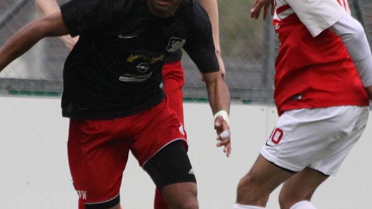 Andre Schell (li.) nach der Balleroberung gegen Ali Sakli