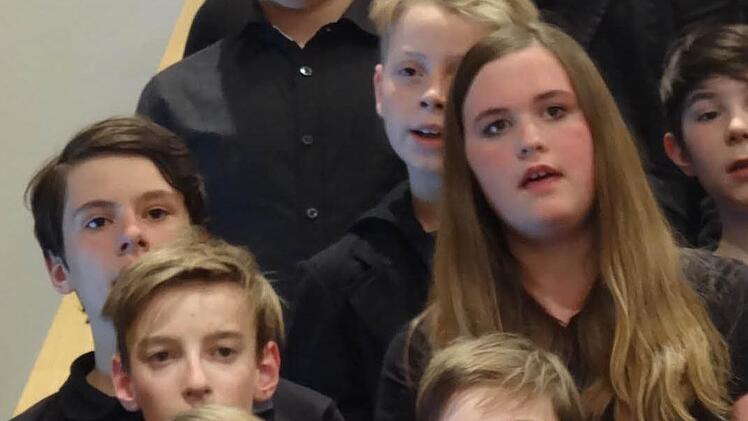 Die Sängerinnen und Sänger der Chorklasse der Dr.-Ernst-Schmidt-Realschule aus Ebern bei ihrem Auftritt im Musiksaal der Kongresshalle in Nürnberg. Foto: Johanna Eckert