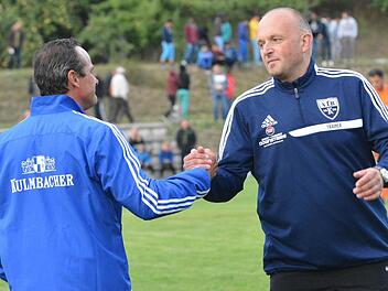 Als fairer Verlierer erwies sich ATS-Trainer Armin Eck (links) nach dem Derby. Er gratulierte seinem Kollegen Klaus Eichhorn und sprach von einem "verdienten Sieg des VfB". Fotos: Andreas Bär
