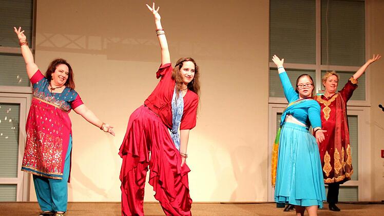 Michaela Schatz (2. v. r.) tanzt bei den Maharanis "aaja nachle". Foto: Johanna Blum