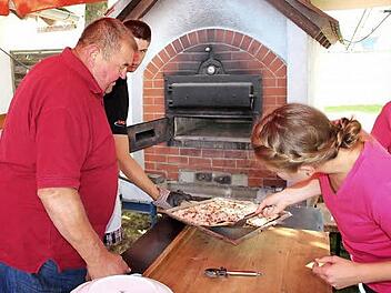 Der Backofen ist das wichtigste Utensil beim Dorffest in Poppenwind. Foto: Johanna Blum