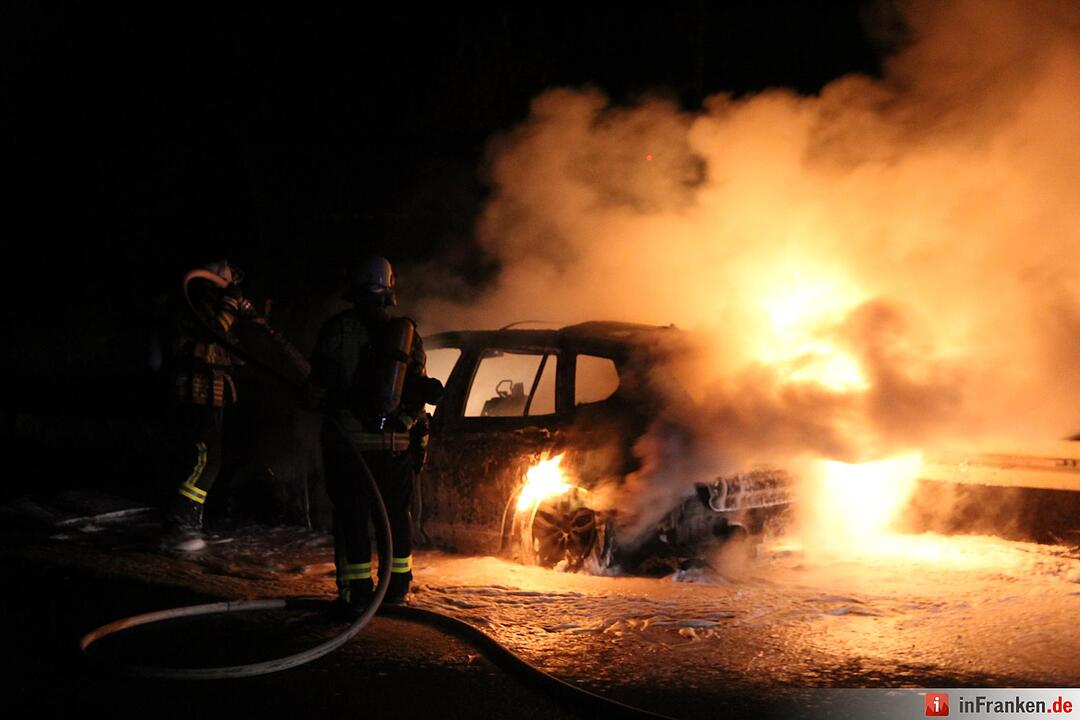 Auto geht auf A73  in Flammen auf