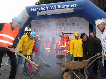 Bereits 2011 fand während einer Protestaktion ein "erster Spatenstich" für die Umgehung Kauerndorf statt. Foto: Archiv/Jürgen Gärtner