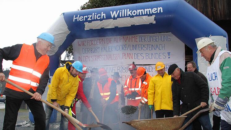 Bereits 2011 fand während einer Protestaktion ein "erster Spatenstich" für die Umgehung Kauerndorf statt. Foto: Archiv/Jürgen Gärtner