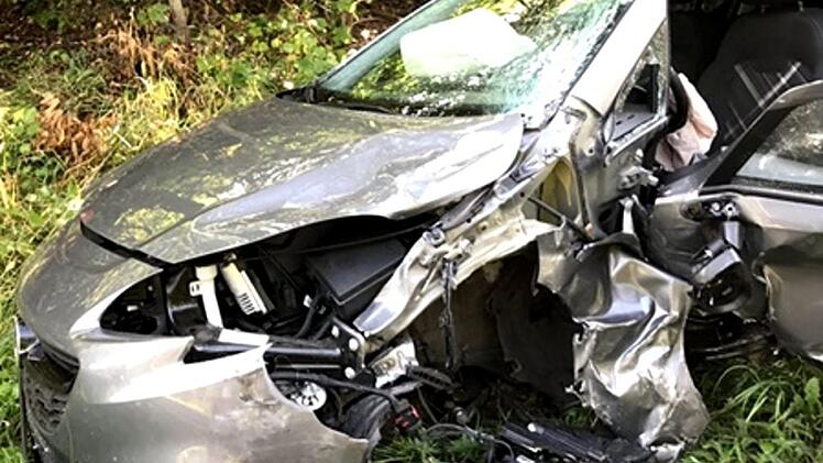 Ein Auto landete neben der Straße. Foto: Feuerwehr Heßdorf