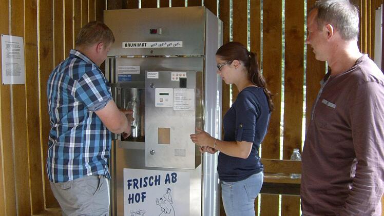 Tobias und Elisa mit Vater Rudolf Hänfling an der Milchtankstelle