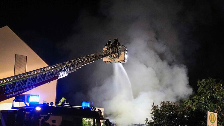 Rund 80.000 Euro Sachschaden entstand bei einem Scheunenbrand in Ebing (Landkreis Bamberg). Fotos: News 5/Merzbach