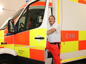 Jörg Angermann, der stellvertretende Leiter des Rettungsdienstes und Wachleiter in Kulmbach, an einem der Rettungsfahrzeuge.Foto: Katrin Geyer