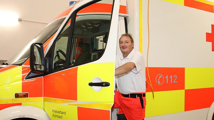 Jörg Angermann, der stellvertretende Leiter des Rettungsdienstes und Wachleiter in Kulmbach, an einem der Rettungsfahrzeuge.Foto: Katrin Geyer