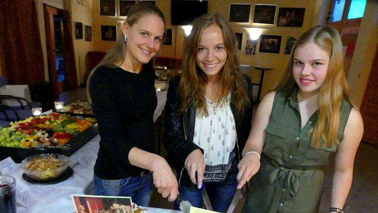 Franziska Bordfeldt, Sabrina Schmitt und Sonja Zech (von rechts) schneiden  die erste Torte an. Foto: Dieter Hübner
