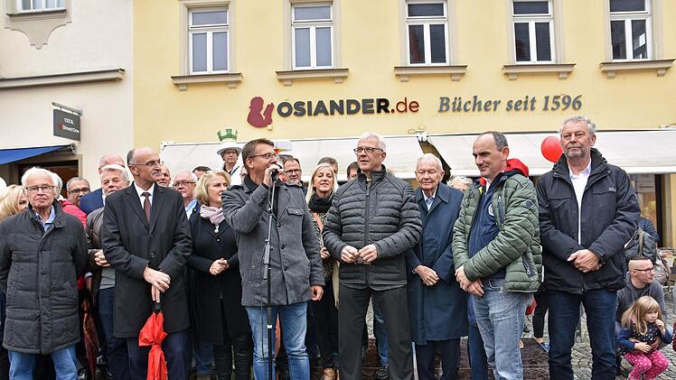 Auf der Bühne mitten in der Stadt hieß der Vorsitzende des ausrichtenden Straßenfest-Fördervereins, Stephan Schneider (vorne, Dritter von links), alle Gäste willkommen.