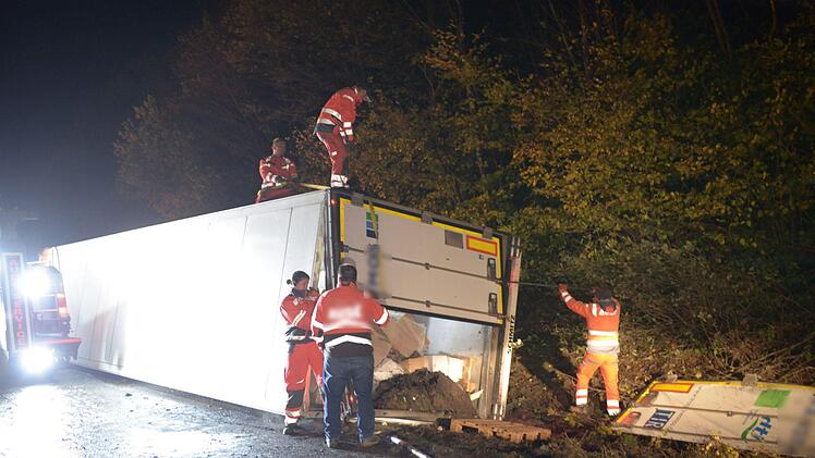 Der Lkw-Unfall auf der A3 sorgte f&uuml;r komplizierte Bergungsarbeiten in der Nacht. Foto: News5/H&ouml;fig