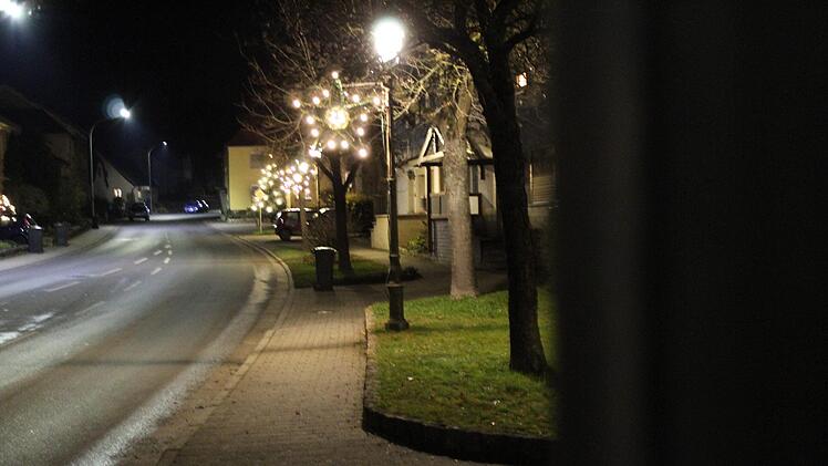 Für den historischen Ort Marktzeuln wünschte sich ein Bürger eine Weihnachtsbeleuchtung ähnlich der in Lettenreuth. Foto: Karin Sträßner