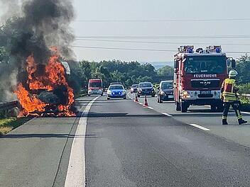 Zustellfahrzeug brennt vollständig auf A73 aus