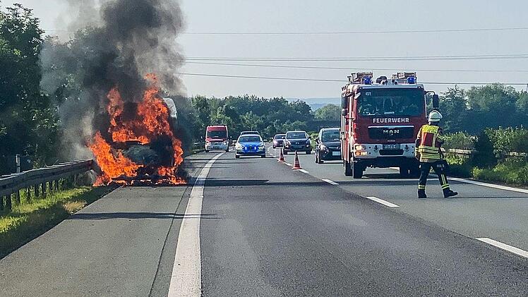 Zustellfahrzeug brennt vollständig auf A73 aus