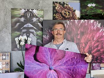 Gärtnermeister Jürgen Hurrlein möchte seine großformatigen Bilder zugunsten der Flutopfer im Ahrtal verkaufen.