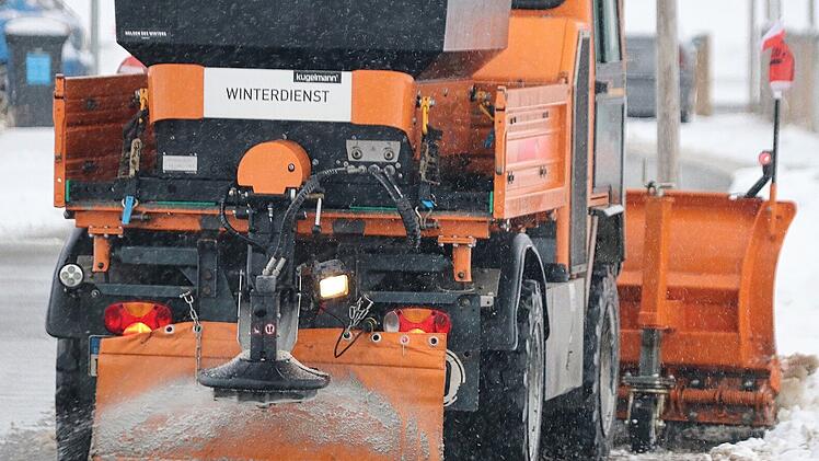Dettelbach: Streufahrzeuge k&auml;mpfen gegen Glatteis - "besondere Herausforderungen"