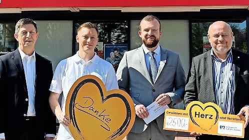 Bei der Spenden&uuml;bergabe (von links): Hans-J&uuml;rgen Sack, Florian Sack von der SEG-Wasserrettung, Florian Horner und Stefan Adam