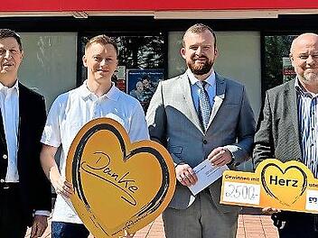 Bei der Spendenübergabe (von links): Hans-Jürgen Sack, Florian Sack von der SEG-Wasserrettung, Florian Horner und Stefan Adam