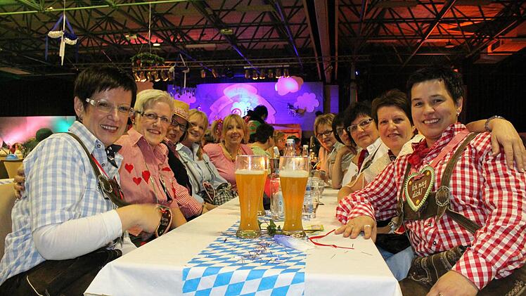 Wiesn-Atmosphäre herrschte in der Steigerwaldhalle. Damen jedes Alters kamen, meist in Gruppen und in abgestimmten Kostümen, zur Frauenfaschingssitzung, wie die Garde der Iphöfer Stücht.