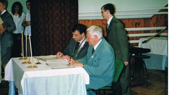 Die beiden Bürgermeister Attila Borza (r.) und Werner Wolf unterzeichnen 2003 die Partnerschaftsurkunde. Fotos: privat