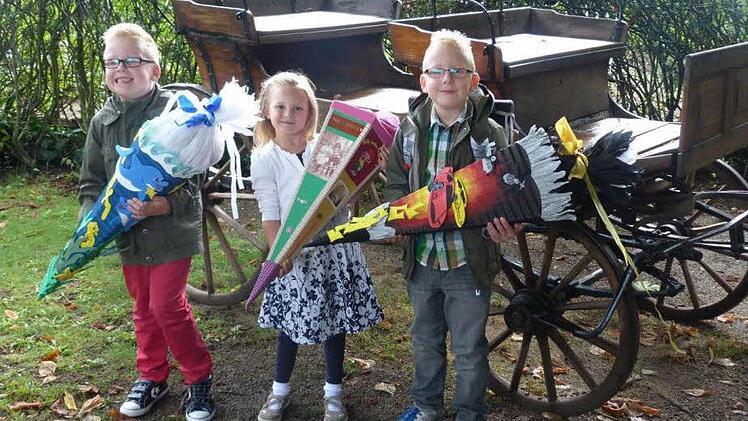 Das neue Schulkind Felicia aus Hausen und ihre Cousins aus Heroldsbach Maximilian und Lucas bekommen unsere inFranken.de-Überraschungstüte. Herzlichen Glückwunsch.