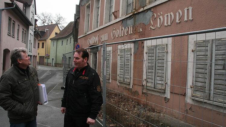 Robert Dillmann und Andreas Stuckert haben Pläne für das ehemalige Gasthaus und das umliegende Areal: Betreutes Wohnen soll dort entstehen. Foto: Ralf Dieter