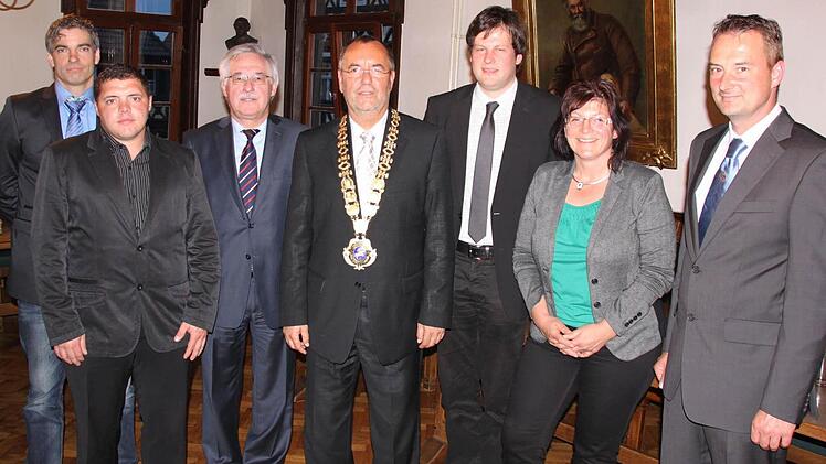 Bürgermeister Jürgen Kohmann mit den frisch vereidigten Stadträten (vion lins Stefan Dinkel, Manues Schrüfer, Erwin Richter, Holger Then, Roswitha Jörig und Tobias Dusold.Foto: Matthias Einwag