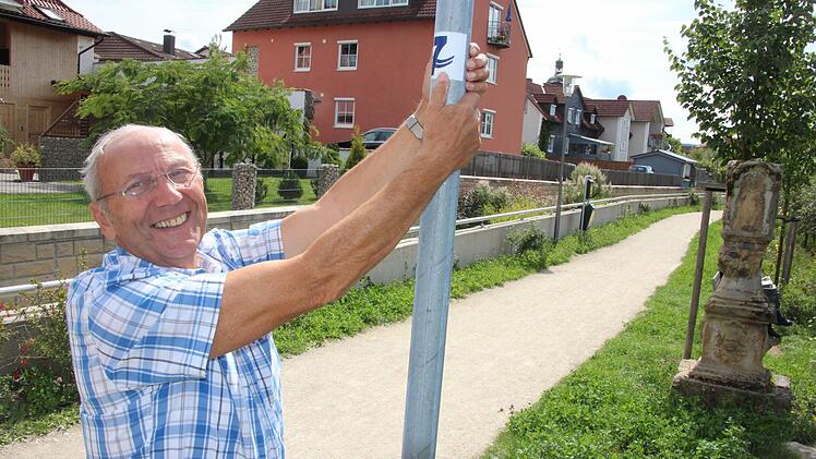 Ein unauffälliges Zeichen an einem Mast: Klaus Zeuler hat ein Schild für den Sieben-Flüsse-Weg angebracht. (Foto: Tobias Kindermann)