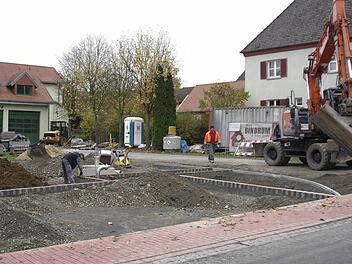 Restarbeiten bei der Sanierung der Friedhofstraße wie die Parkplätze am Feuerwehr-Gerätehaus werden noch erledigt. Foto: Winfried Ehling