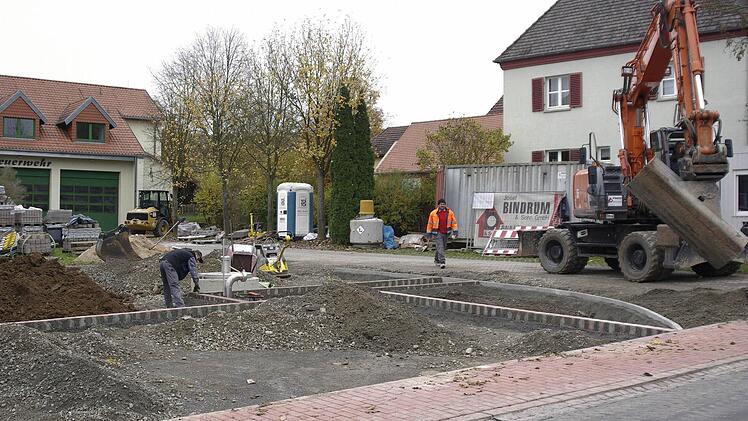Restarbeiten bei der Sanierung der Friedhofstraße wie die Parkplätze am Feuerwehr-Gerätehaus werden noch erledigt. Foto: Winfried Ehling