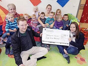 Matthias Goß und Biggi Müller (vorne) von der Jungen Union Adelsdorf überreichten der Kinderkrippe des Neuhauser Kindergartens Flohkiste mit Leiterin Claudia Eggerath (hinten l.) und Kinderpflegerin Sinja Krammer einen Scheck in Höhe von 885 Euro. Foto: Mona Lisa Eigenfeld