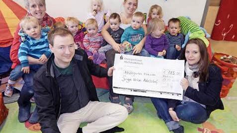 Matthias Goß und Biggi Müller (vorne) von der Jungen Union Adelsdorf überreichten der Kinderkrippe des Neuhauser Kindergartens Flohkiste mit Leiterin Claudia Eggerath (hinten l.) und Kinderpflegerin Sinja Krammer einen Scheck in Höhe von 885 Euro. Foto: Mona Lisa Eigenfeld