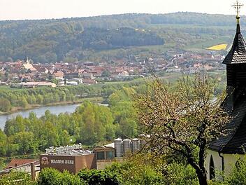 Die Nothelferkapelle Eschenbach hat einen einzigartigen Standort am Wallberg. Hier erschließt sich ein herrlicher Blick auf das Maintal mit Stettfeld im Hintergrund. Foto: Günther Geiling