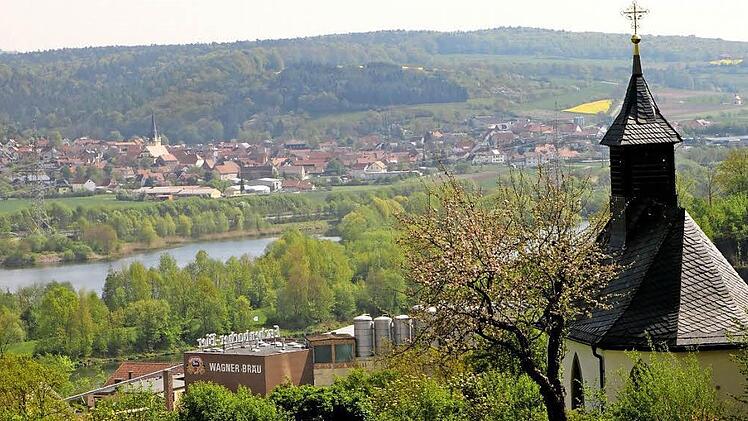 Die Nothelferkapelle Eschenbach hat einen einzigartigen Standort am Wallberg. Hier erschließt sich ein herrlicher Blick auf das Maintal mit Stettfeld im Hintergrund. Foto: Günther Geiling