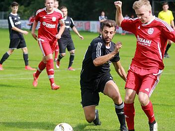 Beim SV Bosporus Coburg (unser Bild) und in Ebern setzte es für den TSV Weißenbrunn mit Florian Maurer (rechts) und Philipp Krauss zwei schmerzhafte Niederlagen. Die Aufgabe zur Kirchweih am Sonntag hat es erst recht in sich, denn dann ist der ambitionierte SV Merkendorf zu Gast. Foto: Archiv/Timo Geldner