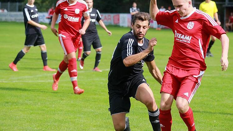 Beim SV Bosporus Coburg (unser Bild) und in Ebern setzte es für den TSV Weißenbrunn mit Florian Maurer (rechts) und Philipp Krauss zwei schmerzhafte Niederlagen. Die Aufgabe zur Kirchweih am Sonntag hat es erst recht in sich, denn dann ist der ambitionierte SV Merkendorf zu Gast. Foto: Archiv/Timo Geldner