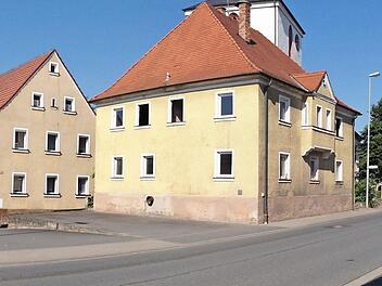 Für den Abriss des alten Schulhauses in Thüngfeld und die Gestaltung eines Dorfplatzes sind im Haushalt Finanzmittel eingeplant.  Foto: Evi Seeger