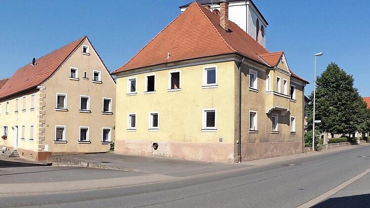 Für den Abriss des alten Schulhauses in Thüngfeld und die Gestaltung eines Dorfplatzes sind im Haushalt Finanzmittel eingeplant.  Foto: Evi Seeger