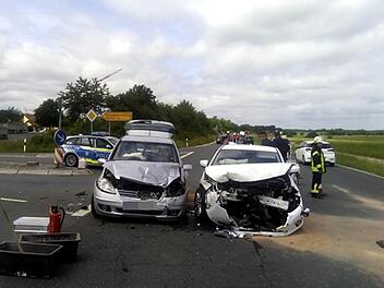 Beide Autos wurden bei dem Zusammenstoß schwer beschädigt.   Foto: Feuerwehr Heßdorf