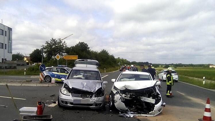Beide Autos wurden bei dem Zusammenstoß schwer beschädigt.   Foto: Feuerwehr Heßdorf