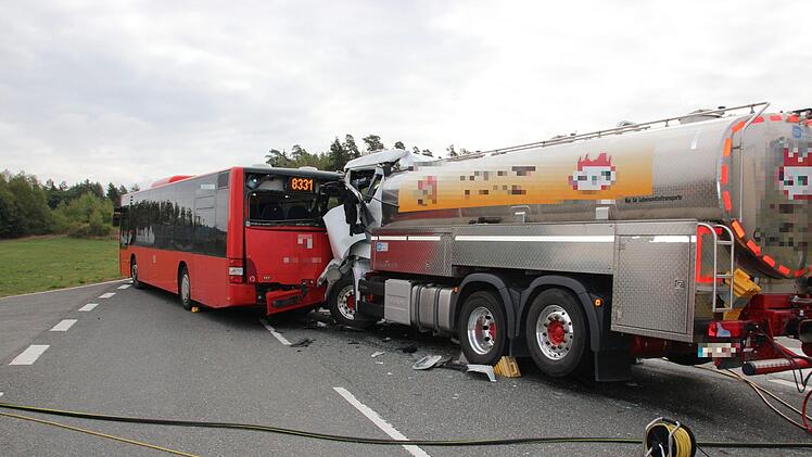 Schwerer Unfall am Freitagvormittag (14. September 2018) zwischen Mitwitz und Kaltenbrunn. Ein Milchlaster war in einen Linienbus gekracht. Foto: Andreas Schmitt