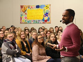 Umeswaran Arunagirinathan stellte sich vor seiner Autorenlesung im Berufsbildungszentrum den Studierenden vor. Thomas Malz