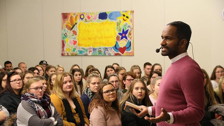 Umeswaran Arunagirinathan stellte sich vor seiner Autorenlesung im Berufsbildungszentrum den Studierenden vor. Thomas Malz