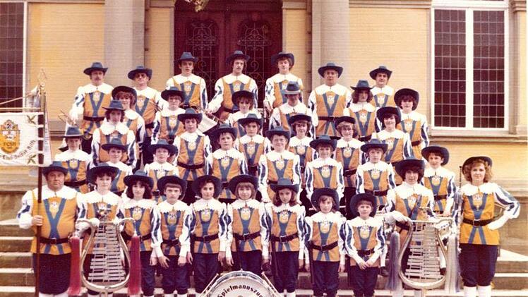 Der Spielmannszug des FCSH Ebenhausen in neuen Uniformen  zum zehnjährigen Bestehen 1979.Archiv Faschingsclub  Selbsthilfe Ebenhausen