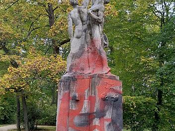 Hohe Sachschaden entstand durch bislang unbekannte Täter am CC-Ehrenmal  und am fast unmittelbar daneben stehenden Gedenkstein im Coburger Hofgarten.Foto: Jochen Berger