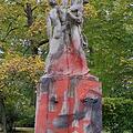 Hohe Sachschaden entstand durch bislang unbekannte Täter am CC-Ehrenmal  und am fast unmittelbar daneben stehenden Gedenkstein im Coburger Hofgarten.Foto: Jochen Berger