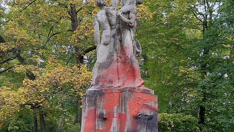 Hohe Sachschaden entstand durch bislang unbekannte Täter am CC-Ehrenmal  und am fast unmittelbar daneben stehenden Gedenkstein im Coburger Hofgarten.Foto: Jochen Berger